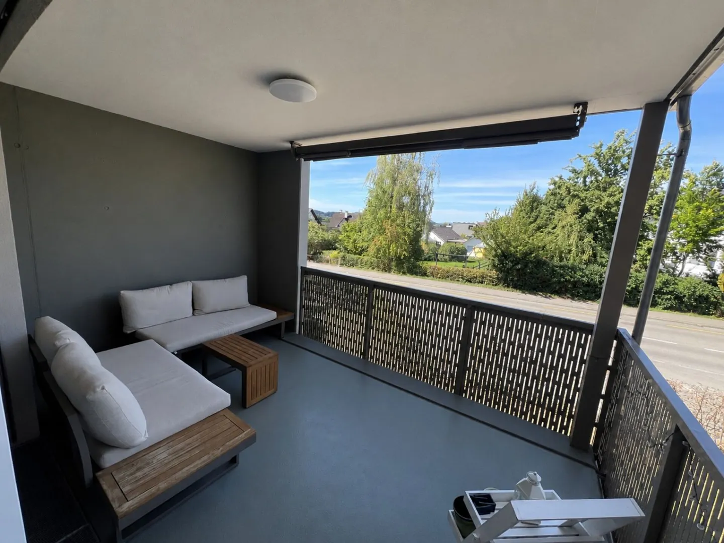 Modern 2.5-room apartment with spacious balcony and evening sun - Photo 8 of 9