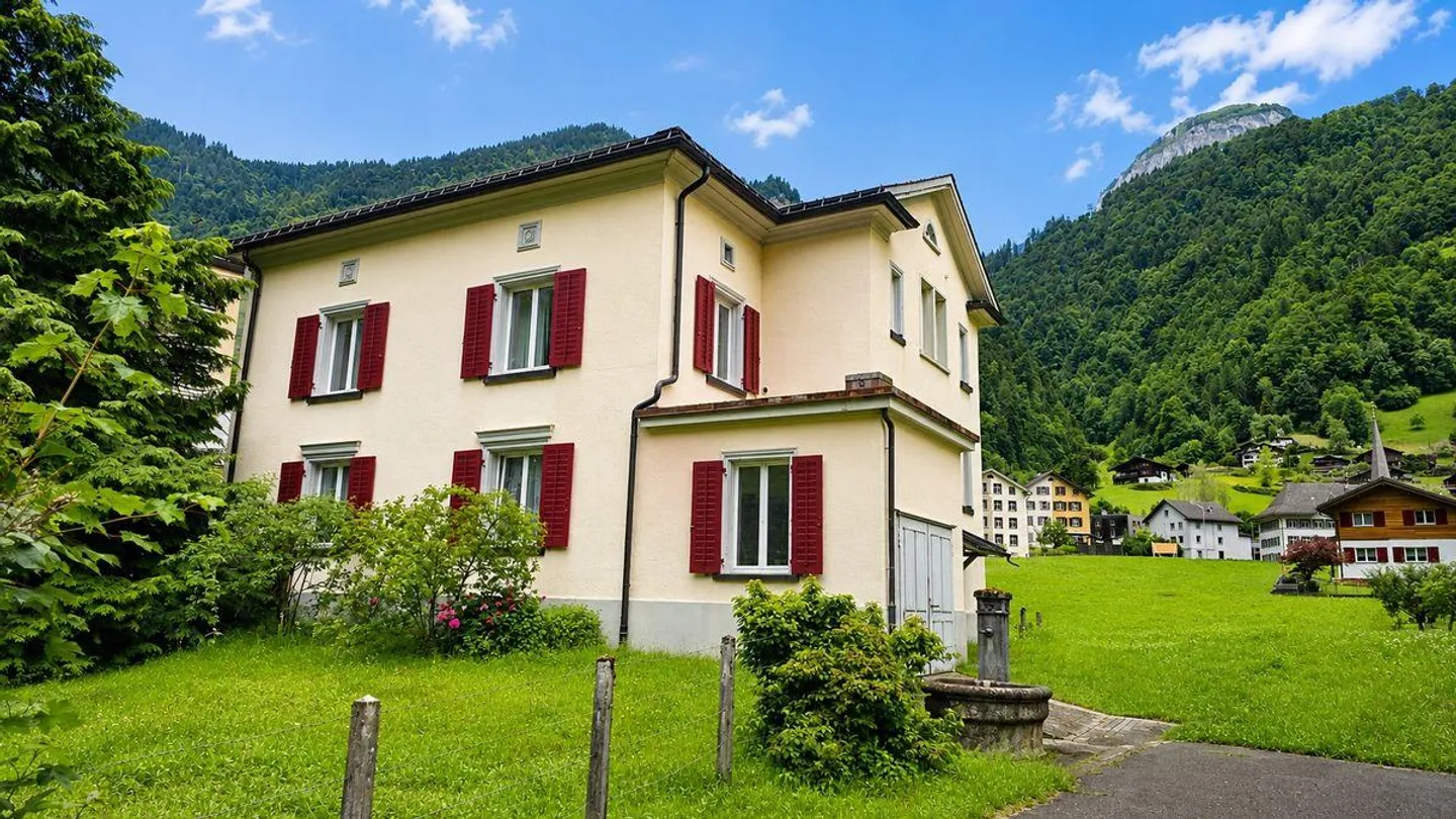 Detached single-family house with spacious garden in Luchsingen - Photo 2 of 9