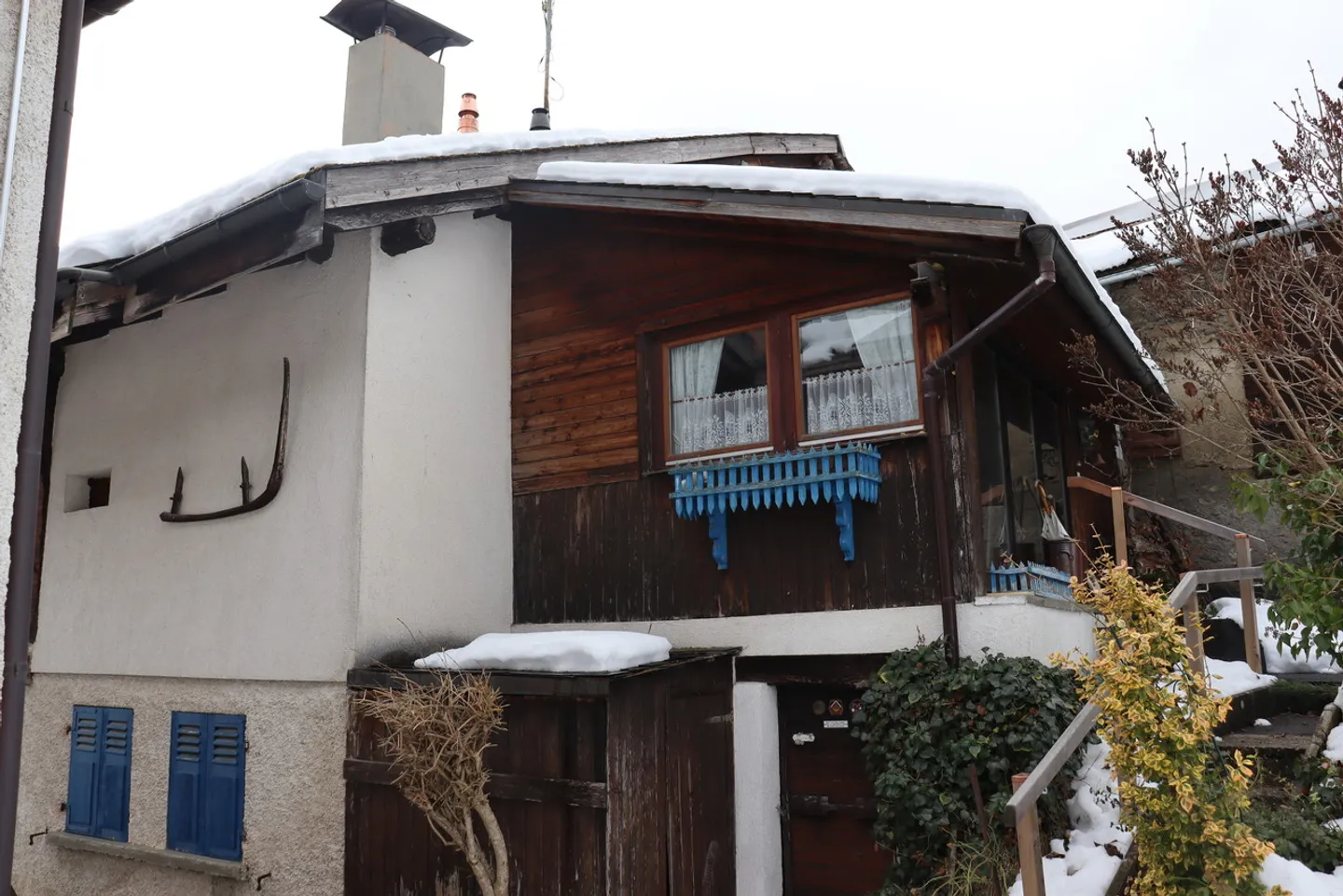 Charming 3-room apartment with rustic flair in Conthey! - Photo 1 of 17