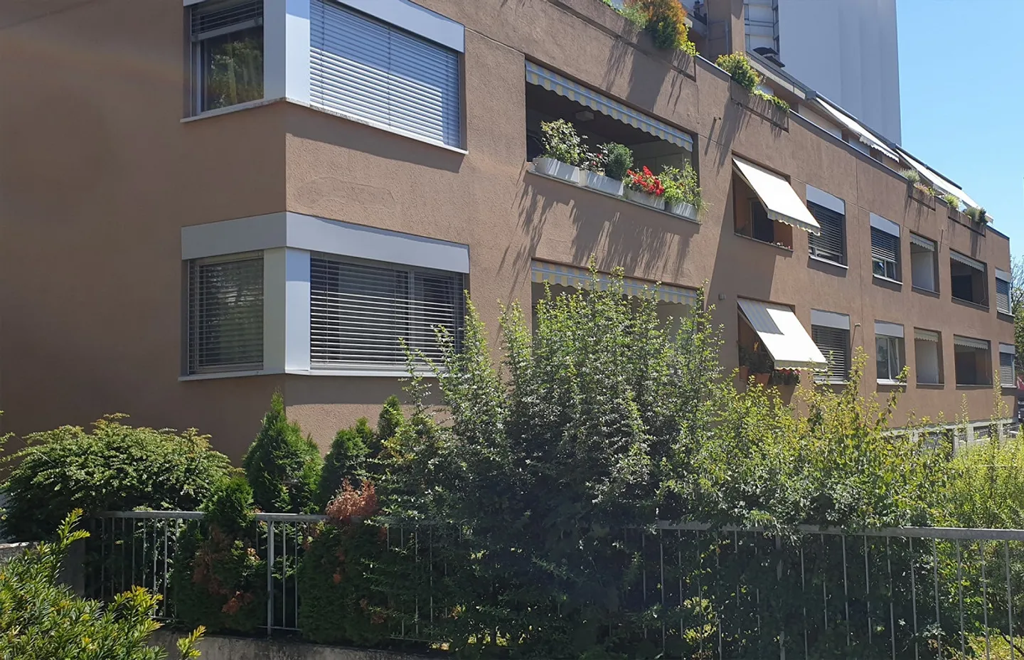 Belle, lumineuse, calme appartement de 4 1/2 pièces - Photo 2 sur 9