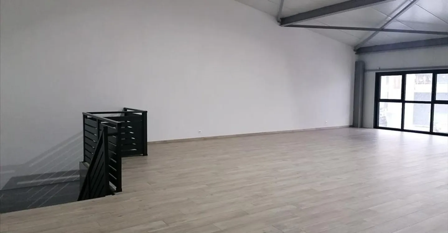 Mixed-use building for rent - Photo 2 of 4