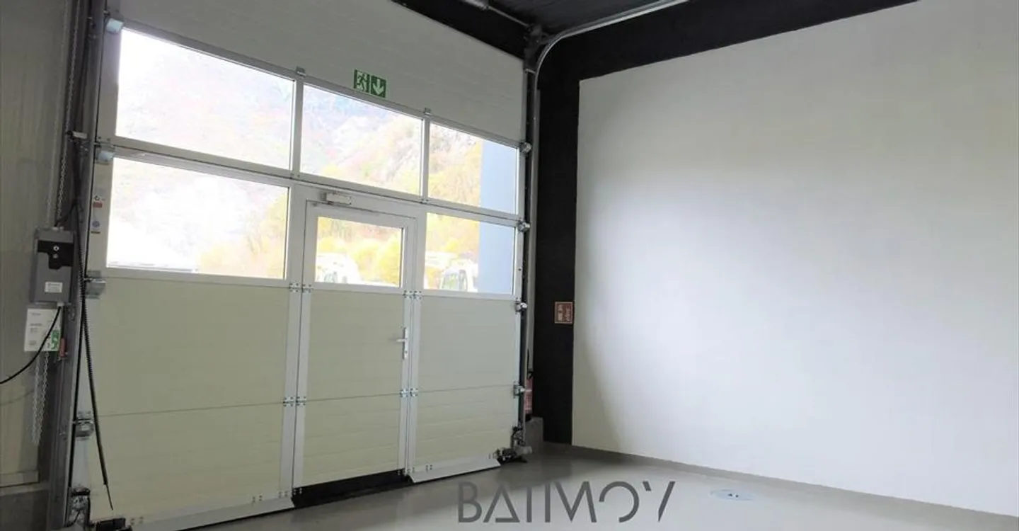 Mixed-use building for rent - Photo 3 of 4