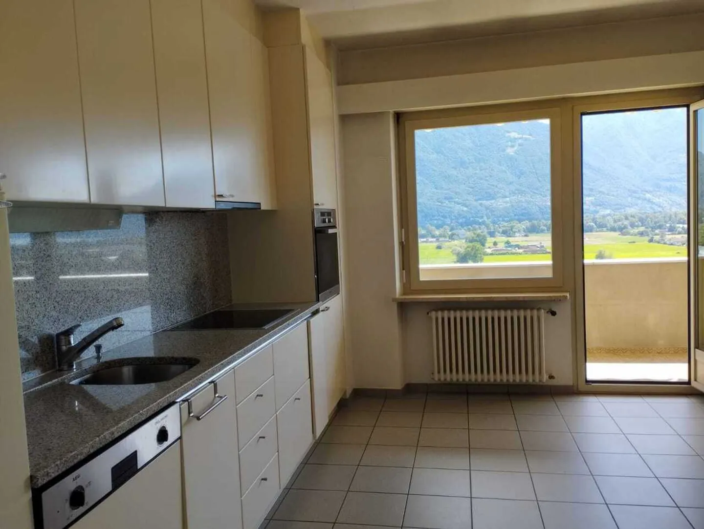 GORDOLA - Vendiamo un grande appartamento con piscina - Foto 9 di 26