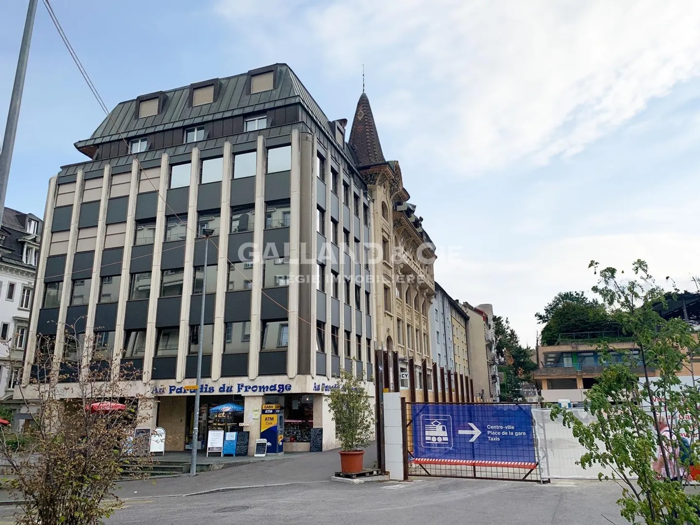 Locaux commerciaux au rez et dépôt au 2ème sous-sol - Photo 2 sur 2