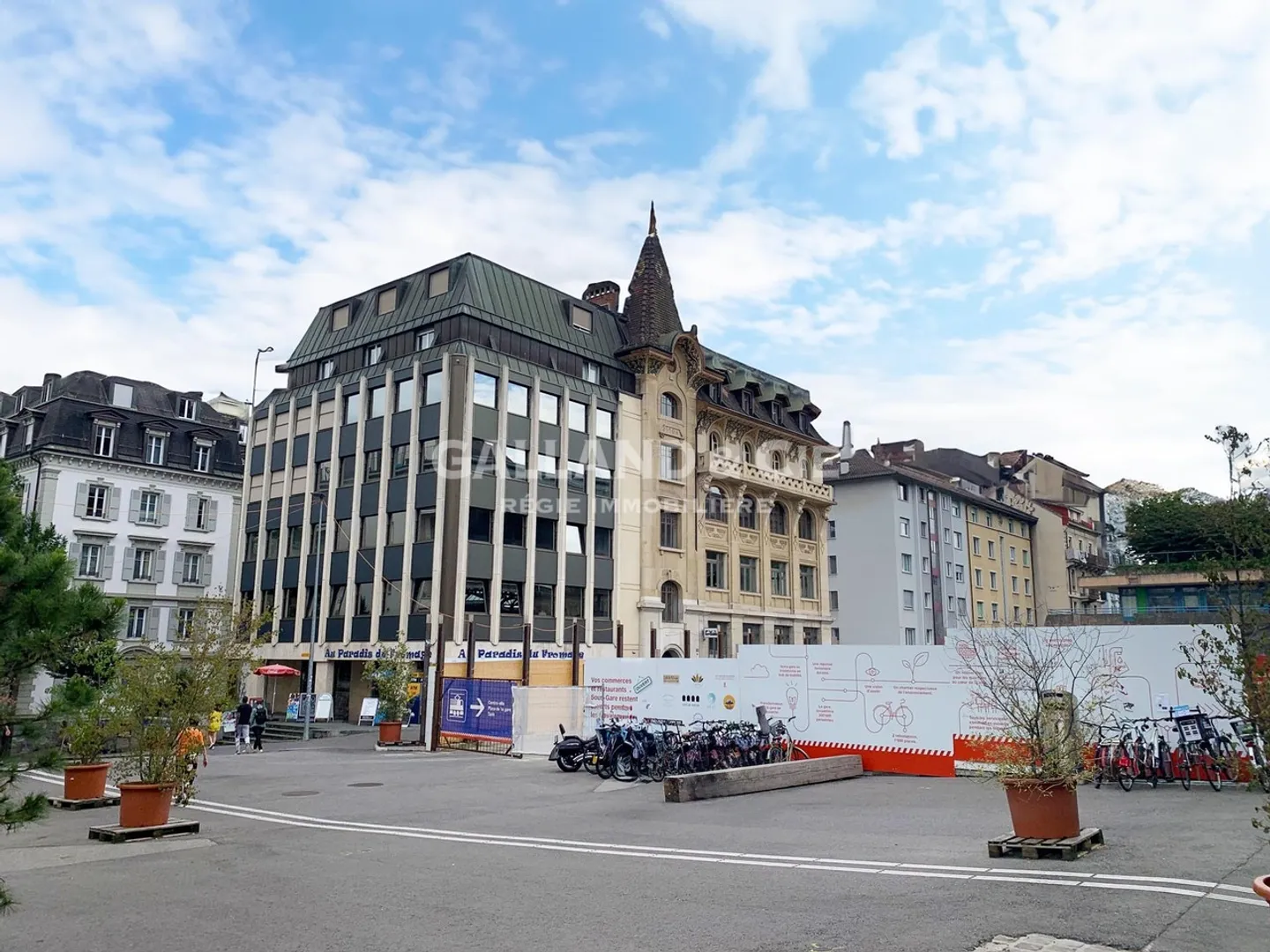 Locaux commerciaux au rez et dépôt au 2ème sous-sol - Photo 1 sur 2