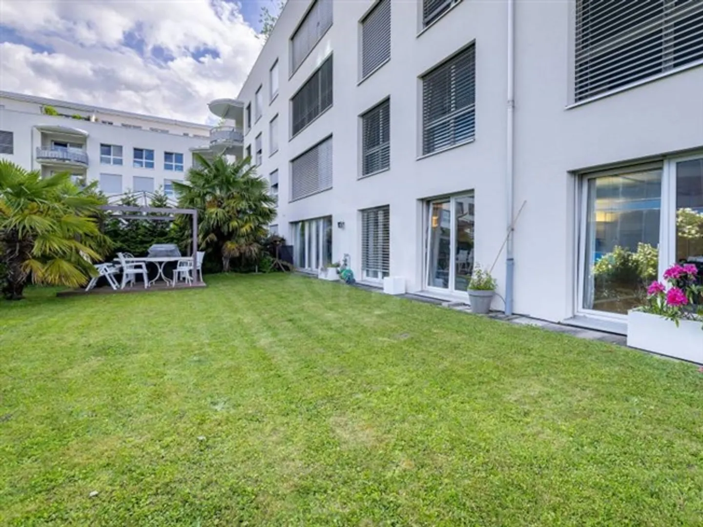 Spazio commerciale straordinario con giardino privato - Foto 1 di 10