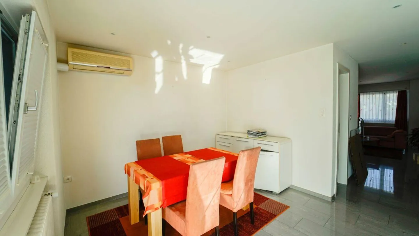 Multi-family house with 11 units in a central location - Photo 4 of 14