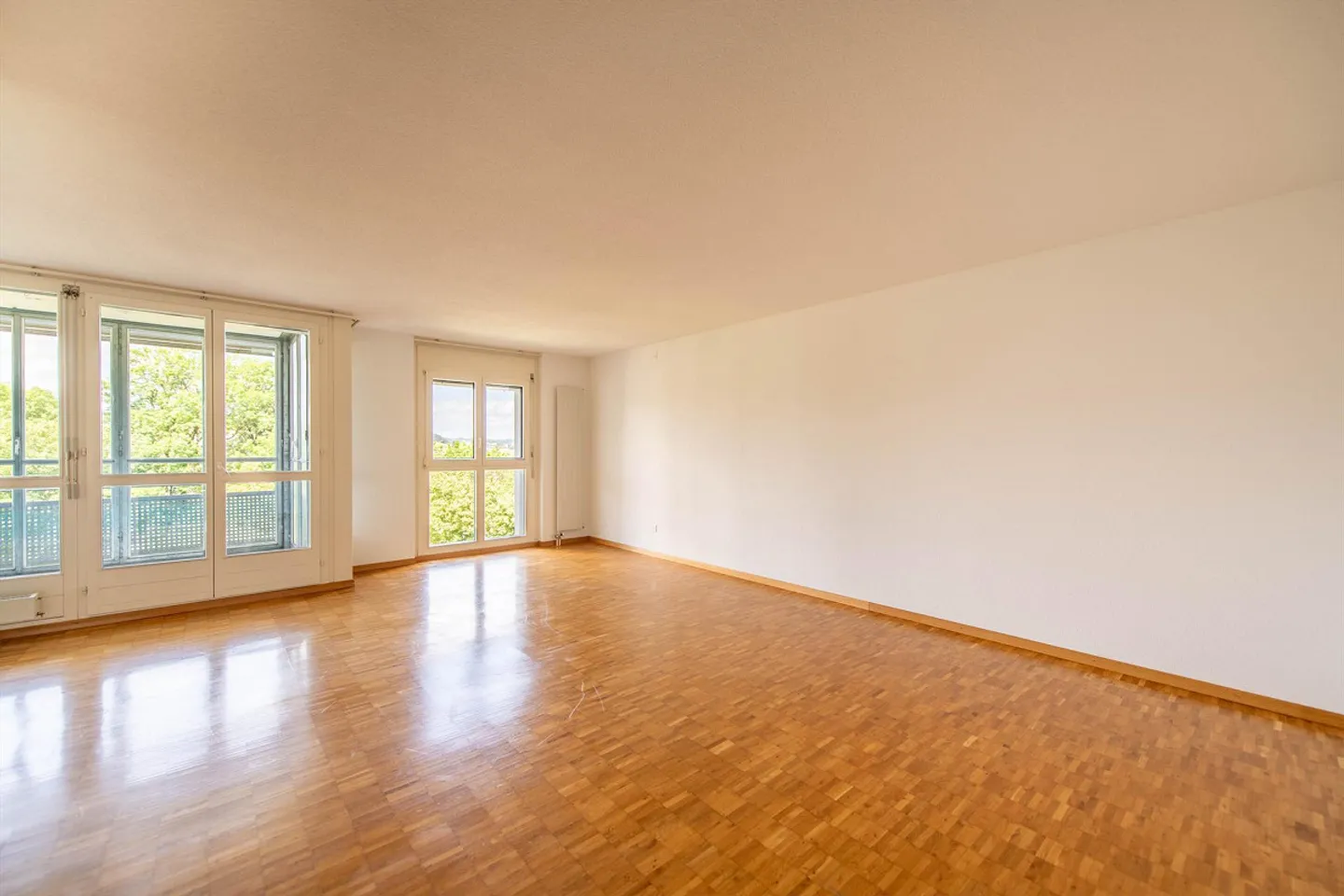 Spacieux, dans la verdure et avec sa propre buanderie & grand balcon ! - Photo 3 sur 13