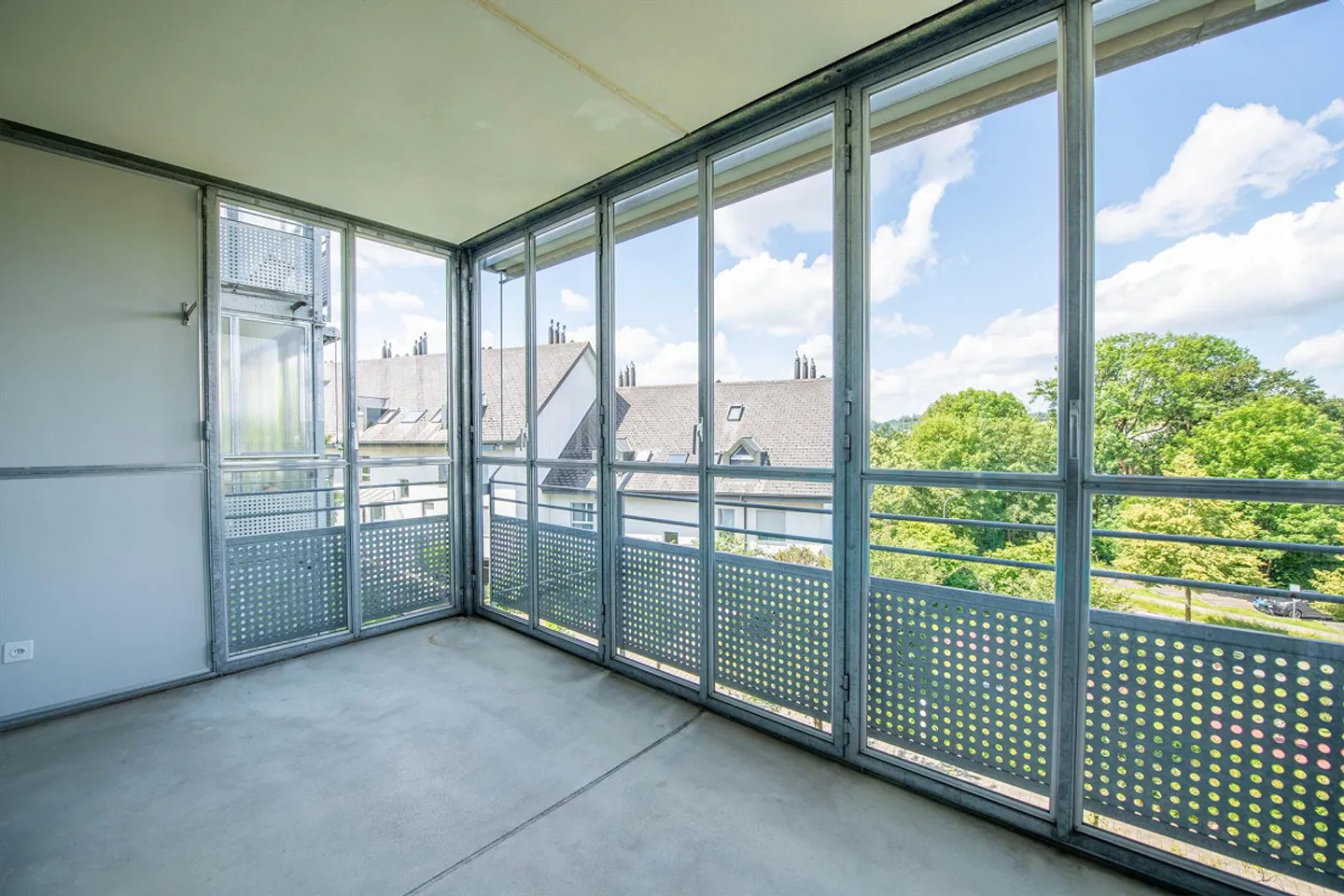 Spacieux, dans la verdure et avec sa propre buanderie & grand balcon ! - Photo 12 sur 13