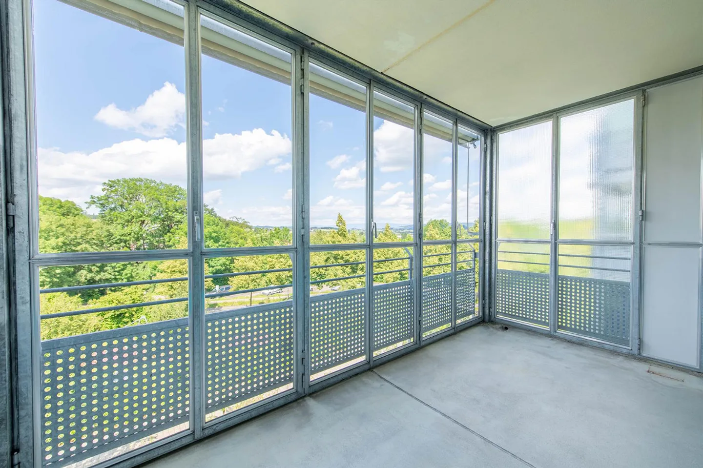 Spacieux, dans la verdure et avec sa propre buanderie & grand balcon ! - Photo 13 sur 13