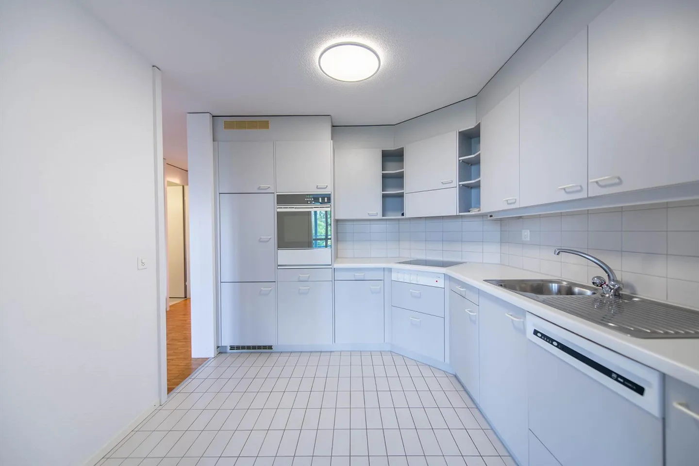 Spacieux, dans la verdure et avec sa propre buanderie & grand balcon ! - Photo 4 sur 13
