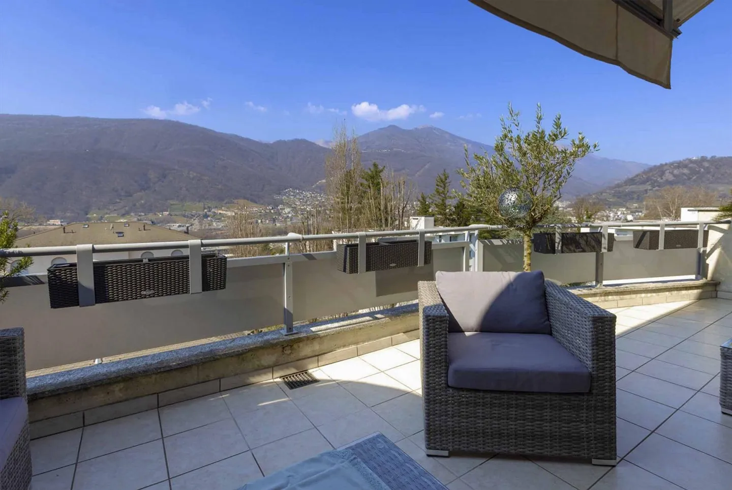 DACHGESCHOSS 4.5 MIT TERRASSE UND OFFENEM BLICK INS GRÜNE IN VEZIA - Foto 4 von 10