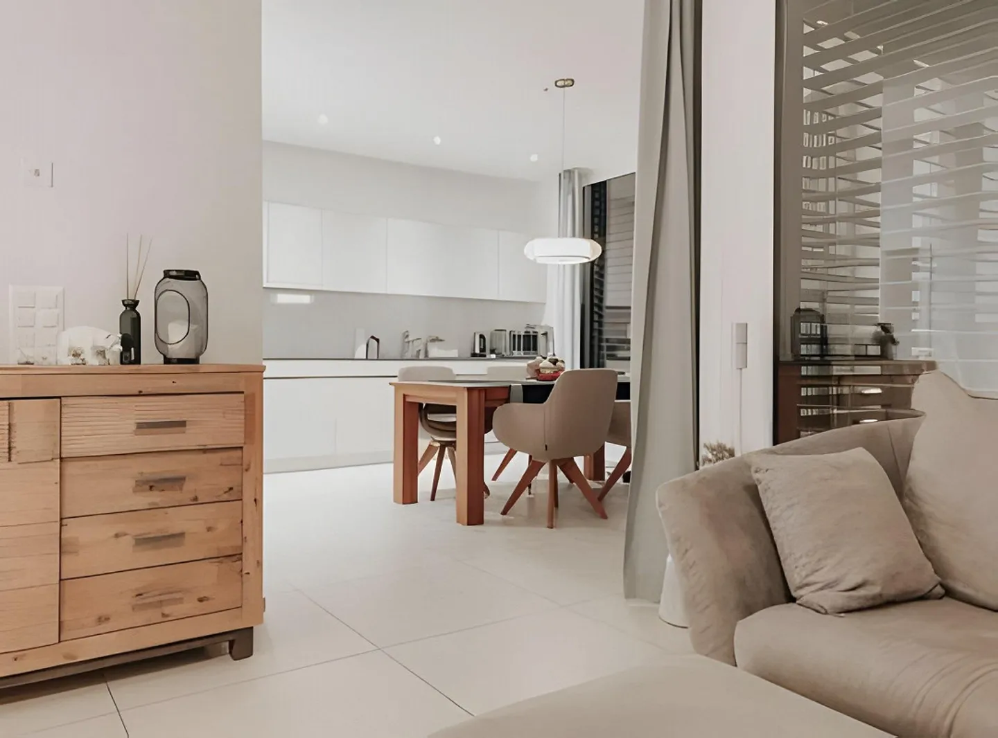 Appartement de rez-de-chaussée unique avec terrasse spacieuse - Photo 2 sur 11