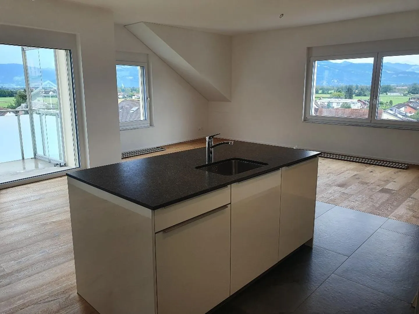 Appartamento moderno in mansarda 4 1/2 locali con balcone e vista panoramica - Foto 1 di 13