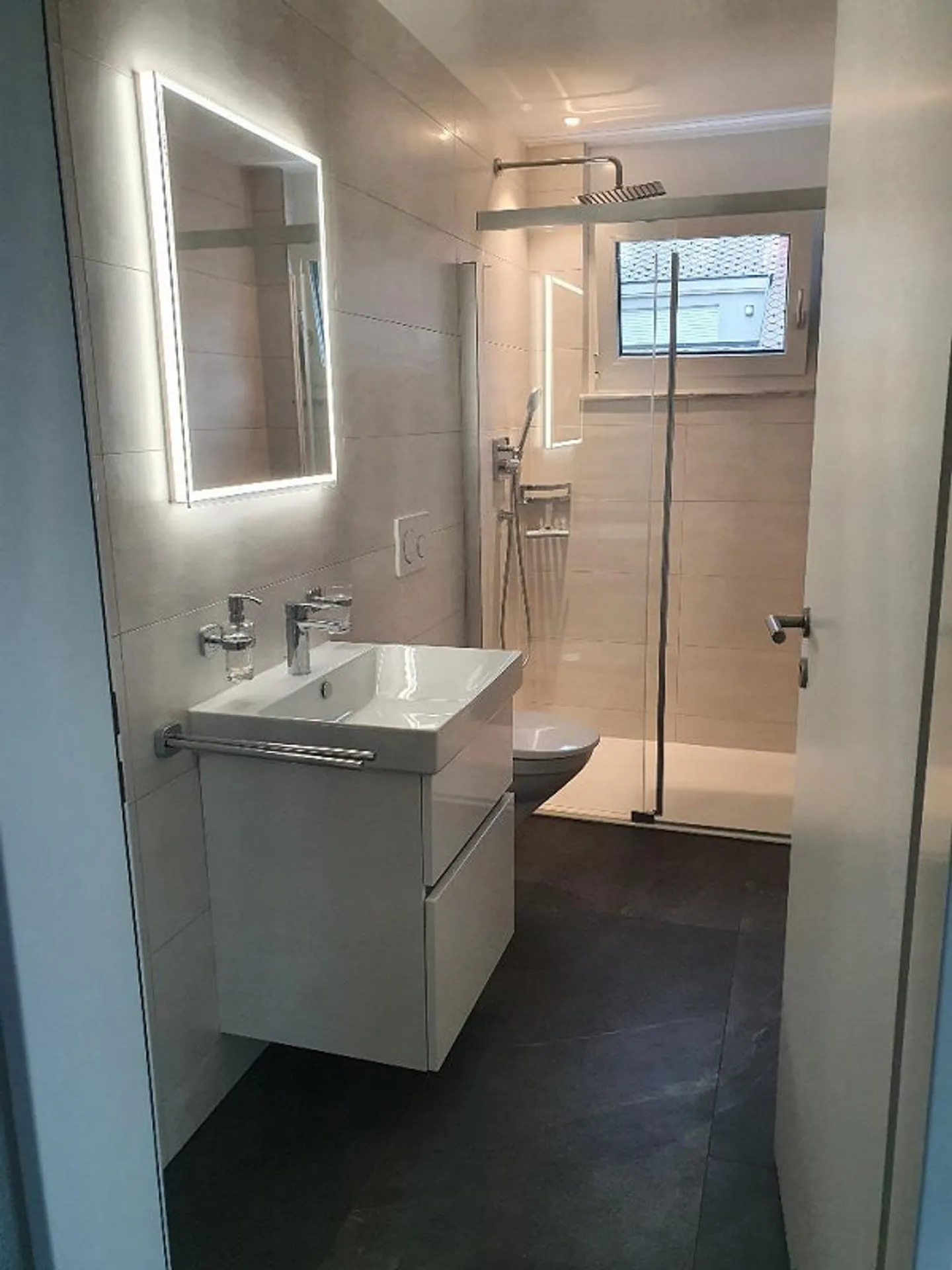 Appartamento moderno in mansarda 4 1/2 locali con balcone e vista panoramica - Foto 2 di 13