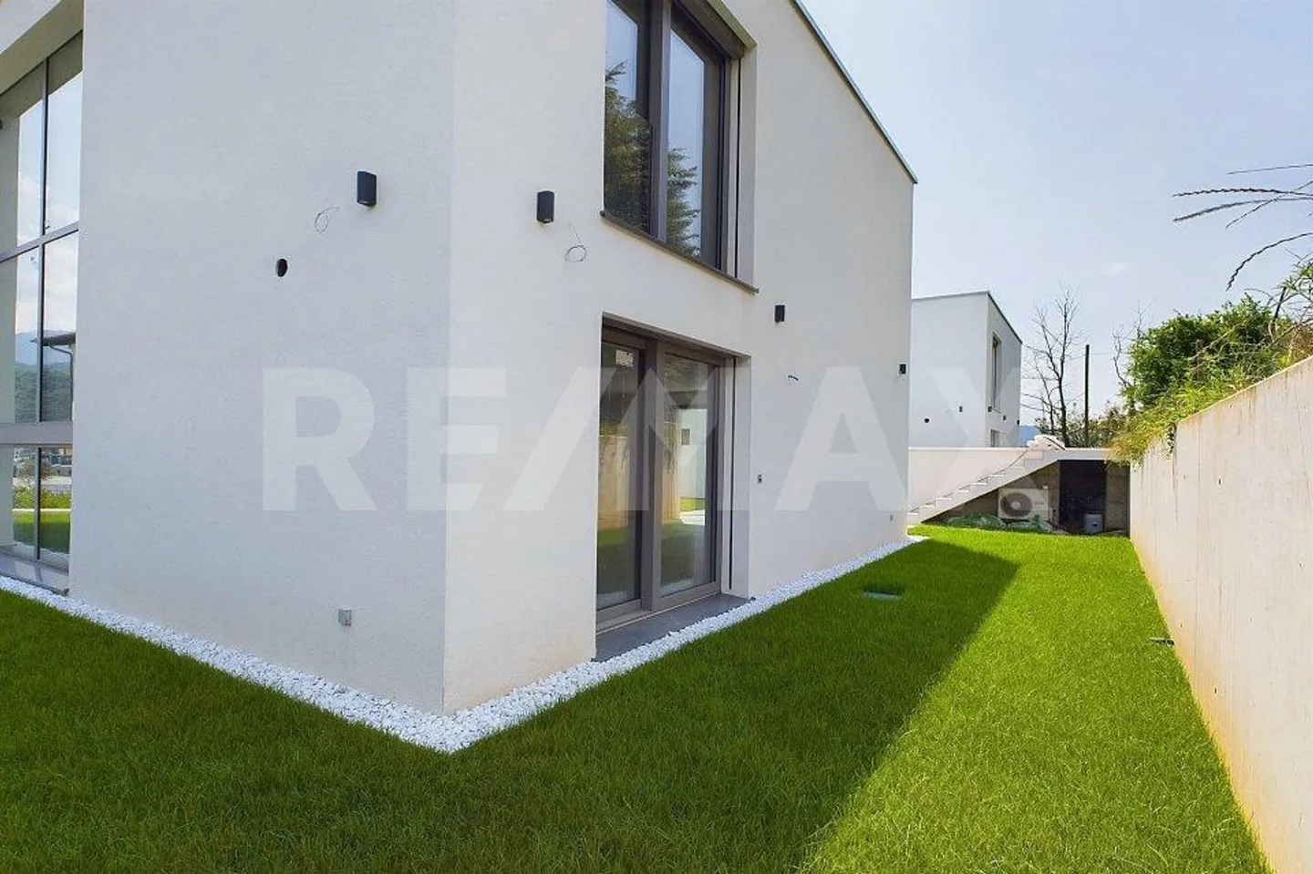 Elegance and Comfort - Newly Built Villa with Swimming Pool - Photo 9 of 13