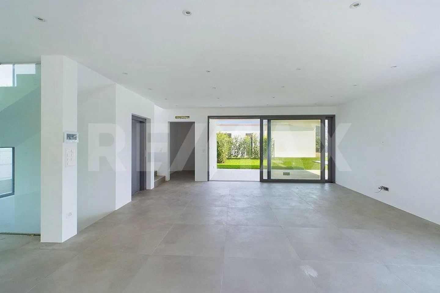 Elegance and Comfort - Newly Built Villa with Swimming Pool - Photo 11 of 13