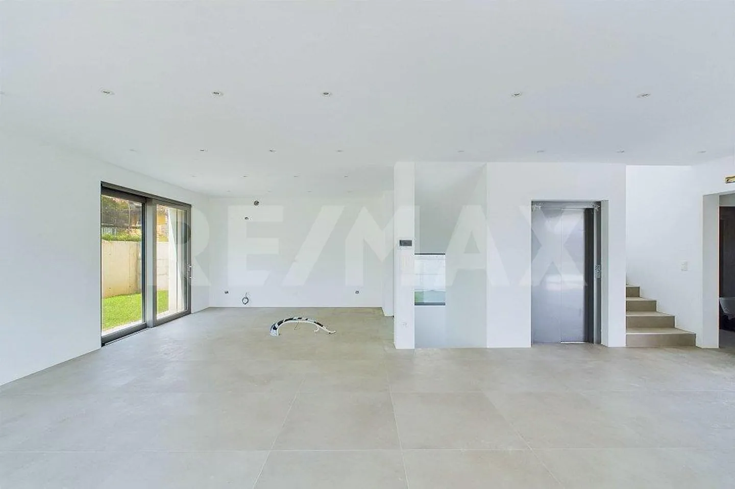 Elegance and Comfort - Newly Built Villa with Swimming Pool - Photo 12 of 13