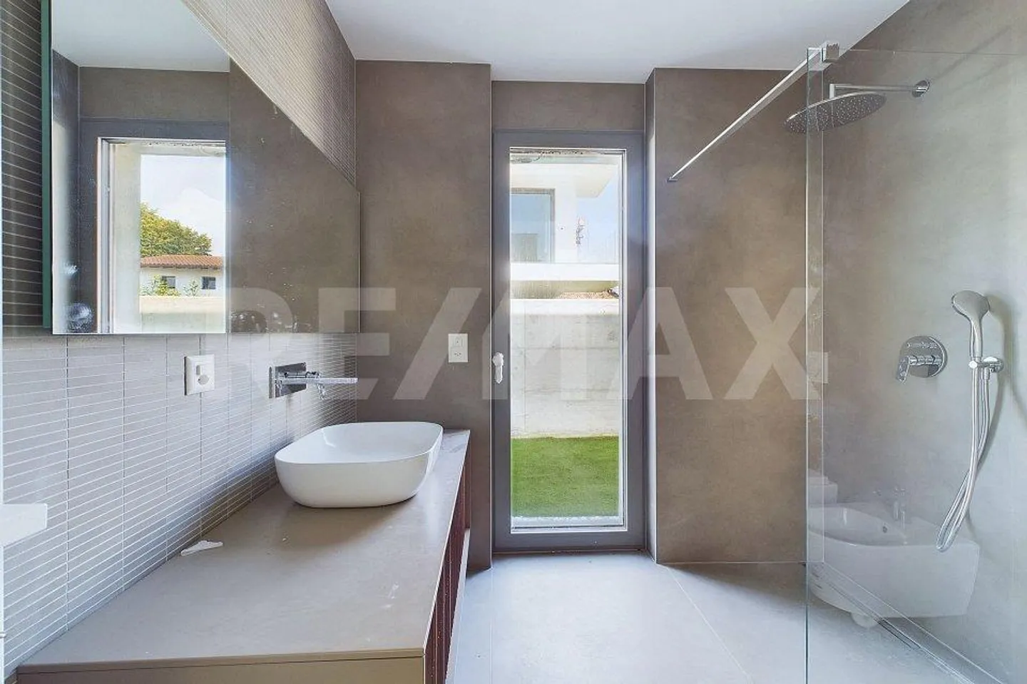 Elegance and Comfort - Newly Built Villa with Swimming Pool - Photo 13 of 13