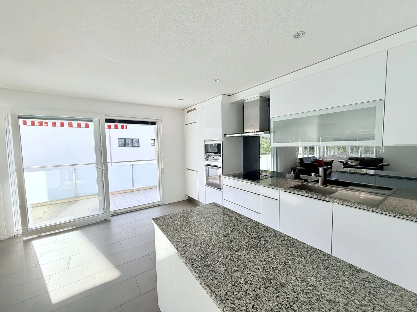 SPACE & COMFORT | 4.5 ROOMS WITH A LARGE 18 M² BALCONY IN BOUDRY - Photo 2 of 8