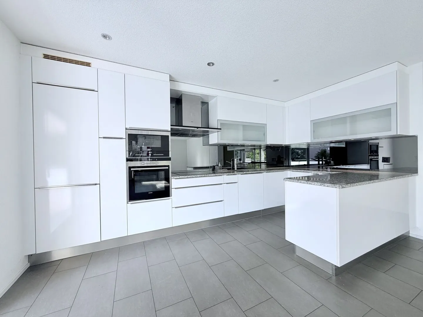 SPACE & COMFORT | 4.5 ROOMS WITH A LARGE 18 M² BALCONY IN BOUDRY - Photo 1 of 8