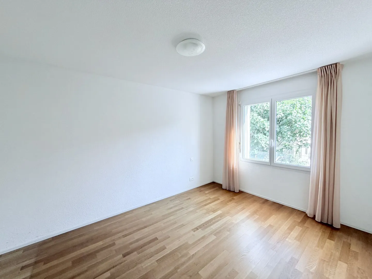 SPACE & COMFORT | 4.5 ROOMS WITH A LARGE 18 M² BALCONY IN BOUDRY - Photo 3 of 8
