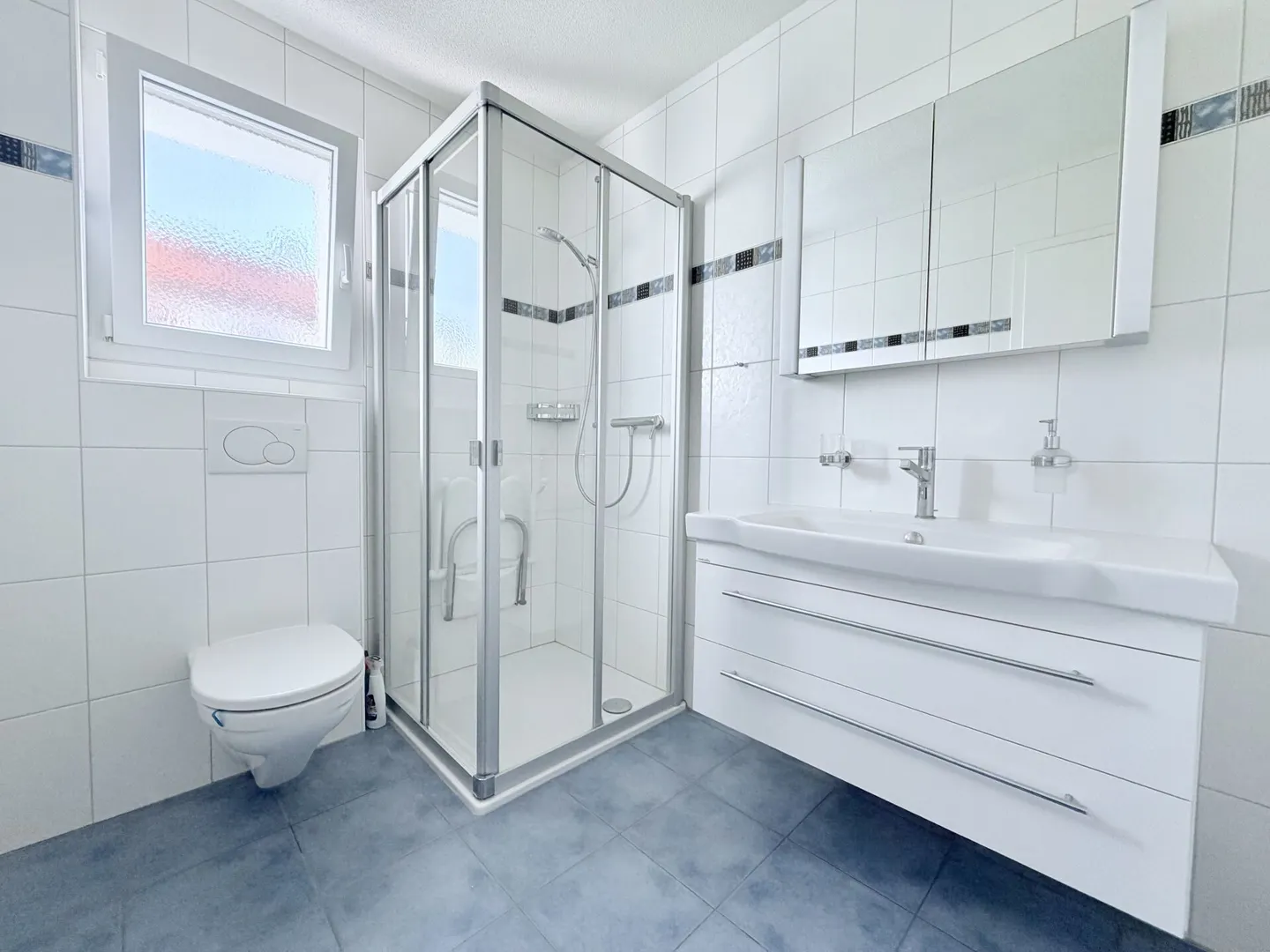 SPACE & COMFORT | 4.5 ROOMS WITH A LARGE 18 M² BALCONY IN BOUDRY - Photo 4 of 8
