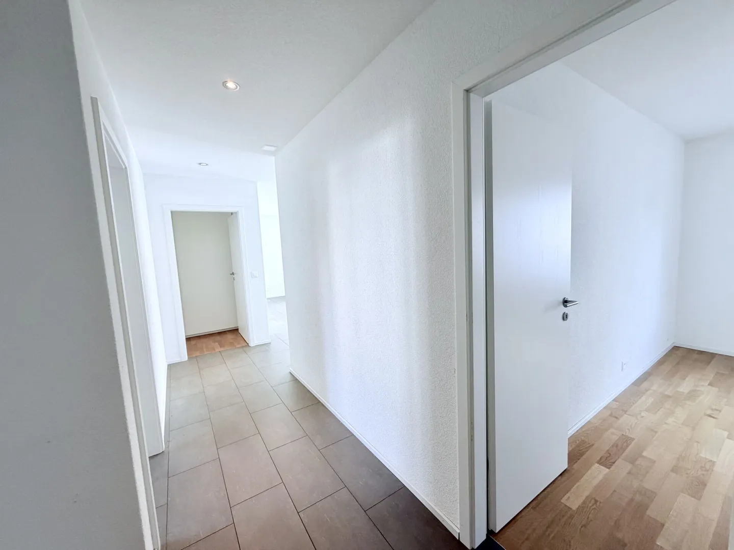 SPACE & COMFORT | 4.5 ROOMS WITH A LARGE 18 M² BALCONY IN BOUDRY - Photo 7 of 8