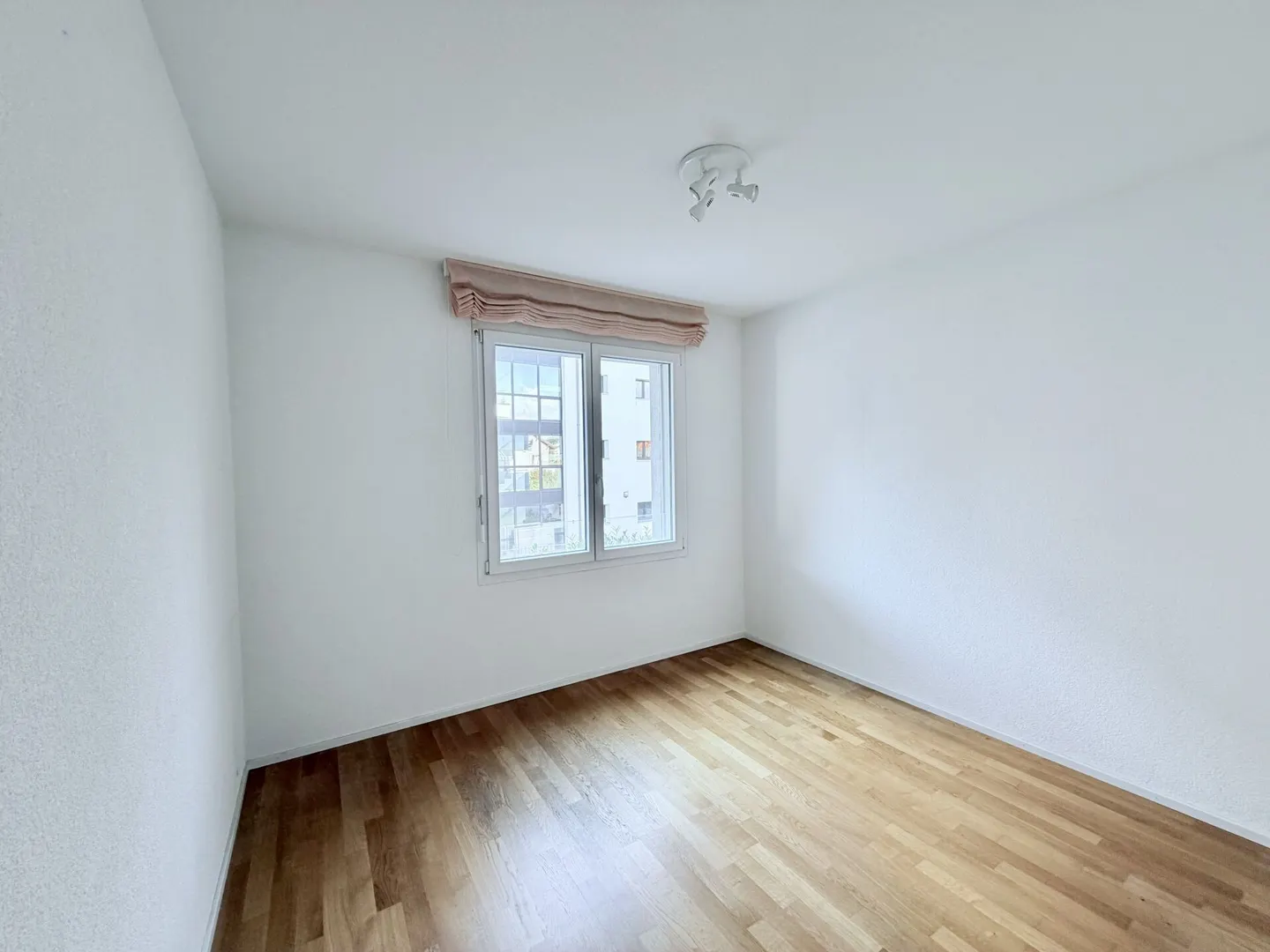 SPACE & COMFORT | 4.5 ROOMS WITH A LARGE 18 M² BALCONY IN BOUDRY - Photo 5 of 8
