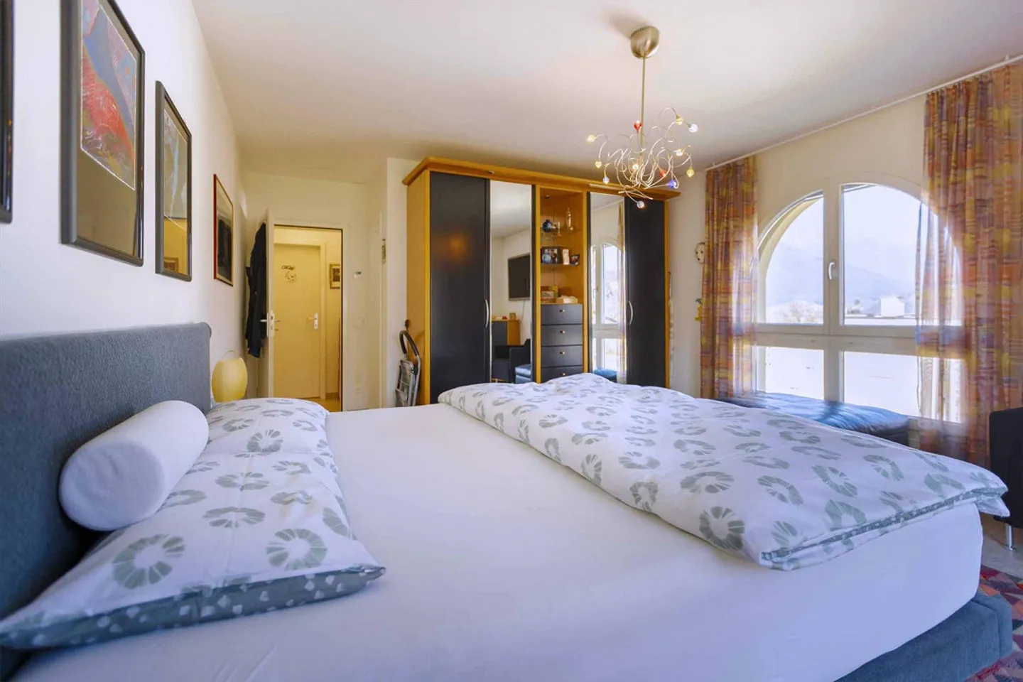 DACHGESCHOSS 4.5 MIT TERRASSE UND OFFENEM BLICK INS GRÜNE IN VEZIA - Foto 7 von 10