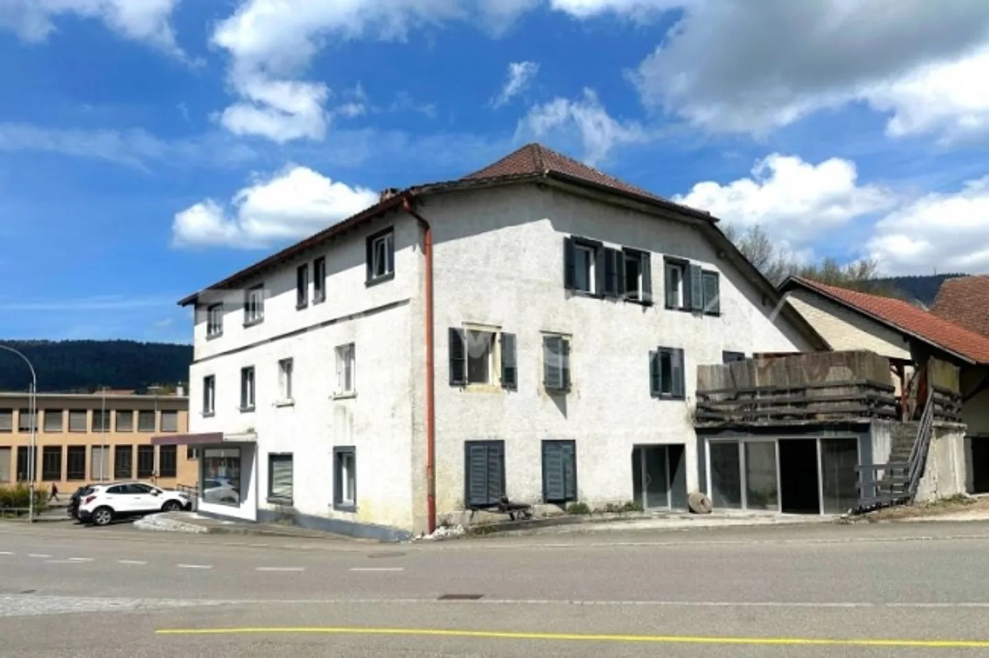 Maison multifamiliale à fort rendement avec espaces résidentiels et commerciaux - Photo 1 sur 7