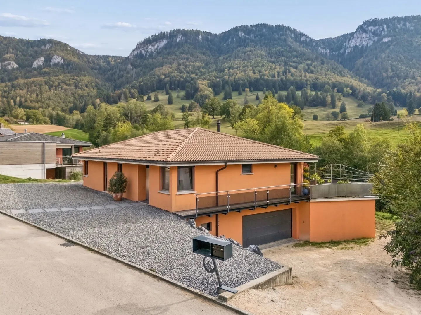Une magnifique villa de style méditerranéen avec deux unités résidentielles. - Photo 1 sur 18