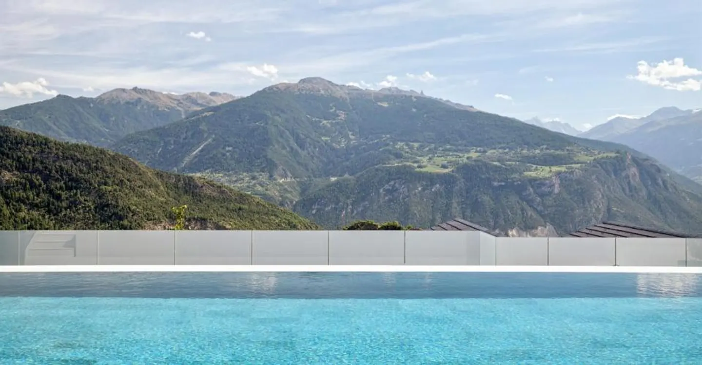 Facing the Alps, a unique estate. - Photo 3 of 6