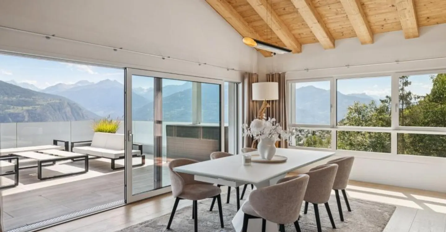 Facing the Alps, a unique estate. - Photo 4 of 6