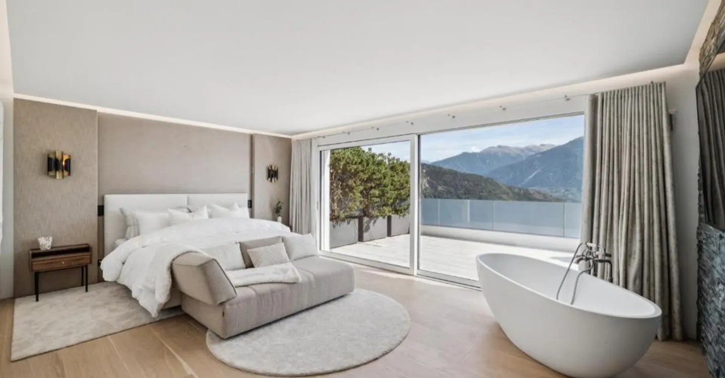Facing the Alps, a unique estate. - Photo 5 of 6