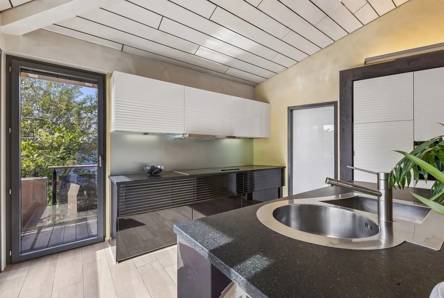 Une magnifique villa de style méditerranéen avec deux unités résidentielles. - Photo 6 sur 18