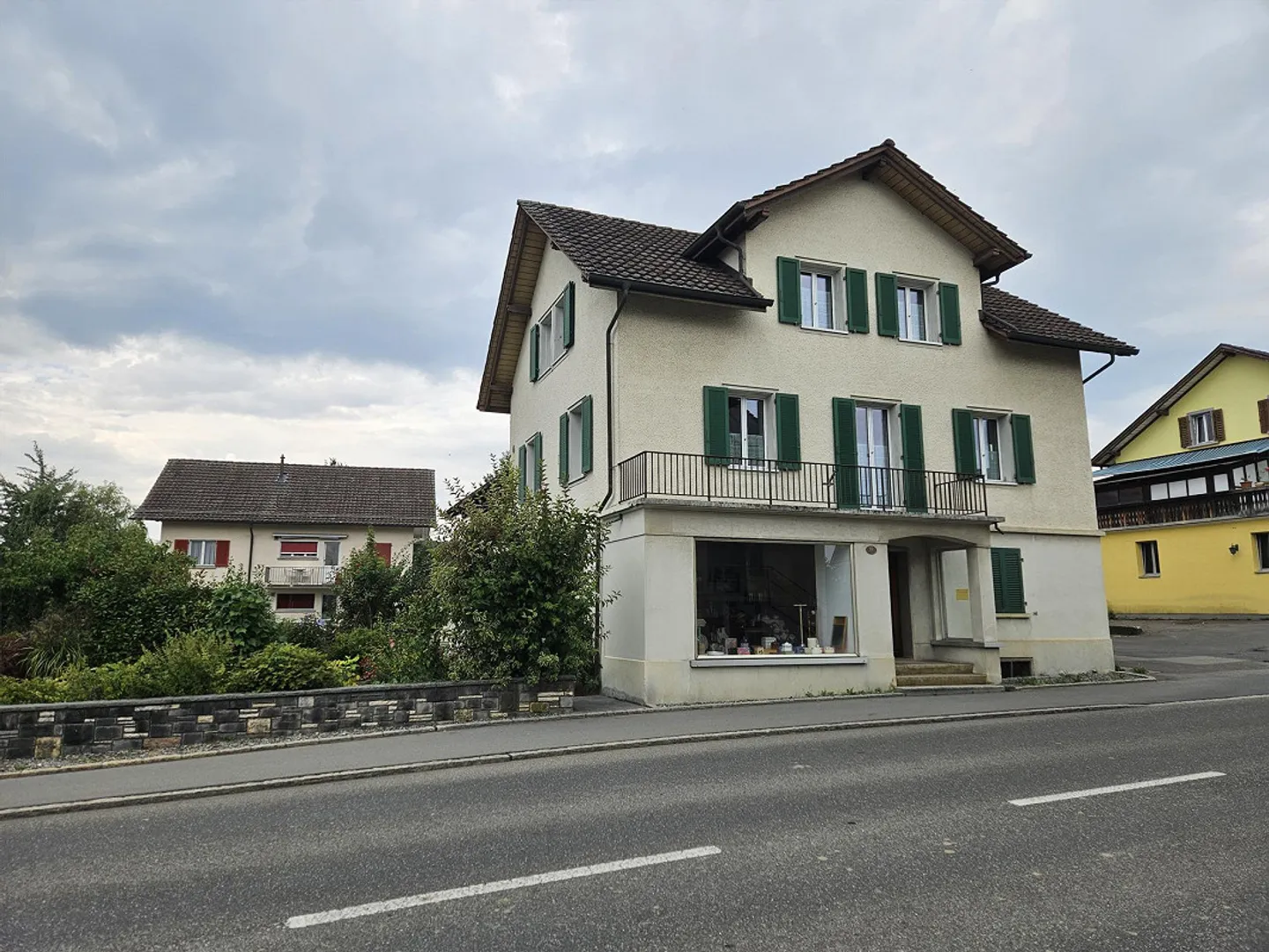 Two-family house/residential building with commercial premises and extension - Photo 1 of 5