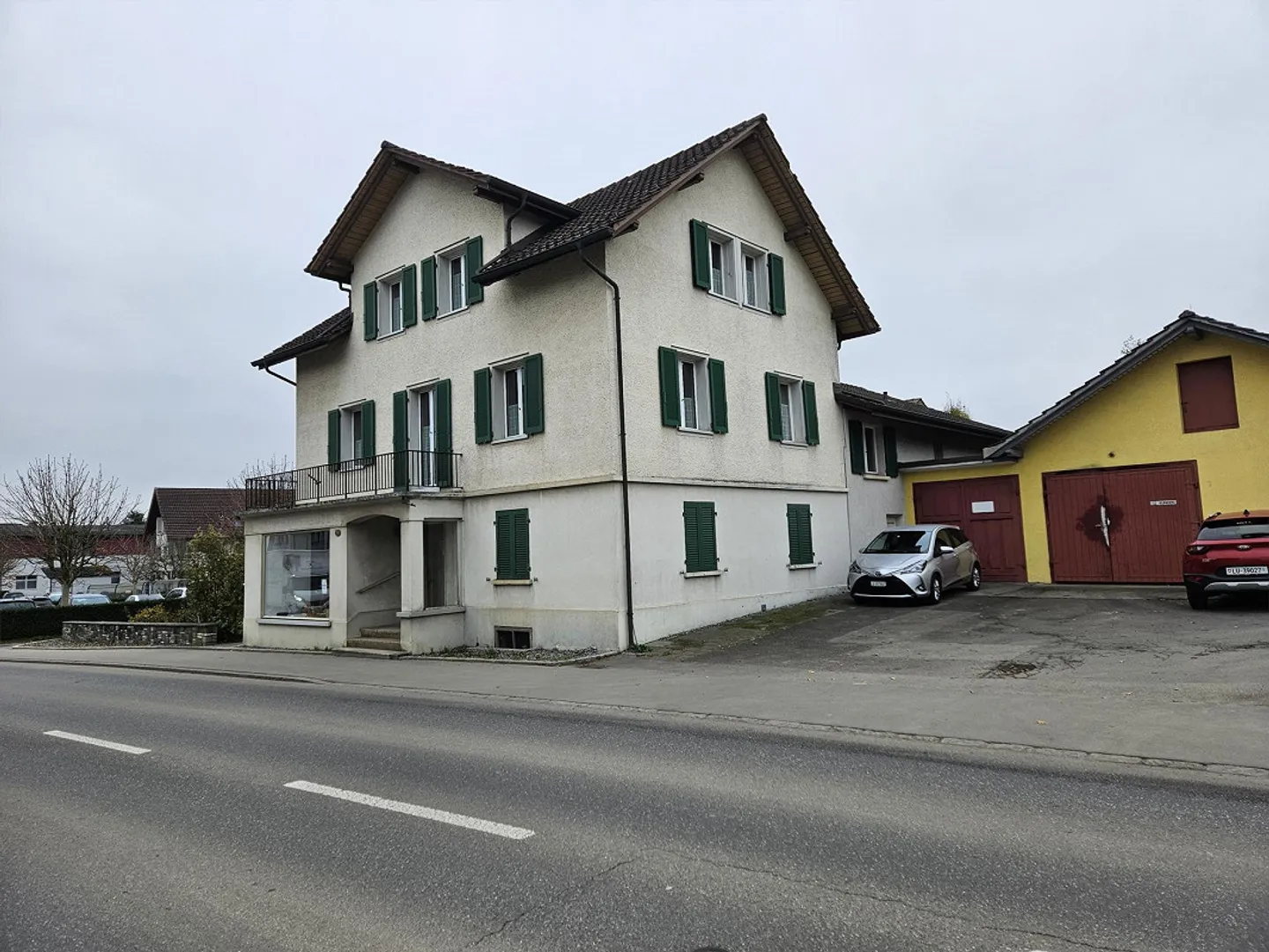 Two-family house/residential building with commercial premises and extension - Photo 3 of 5