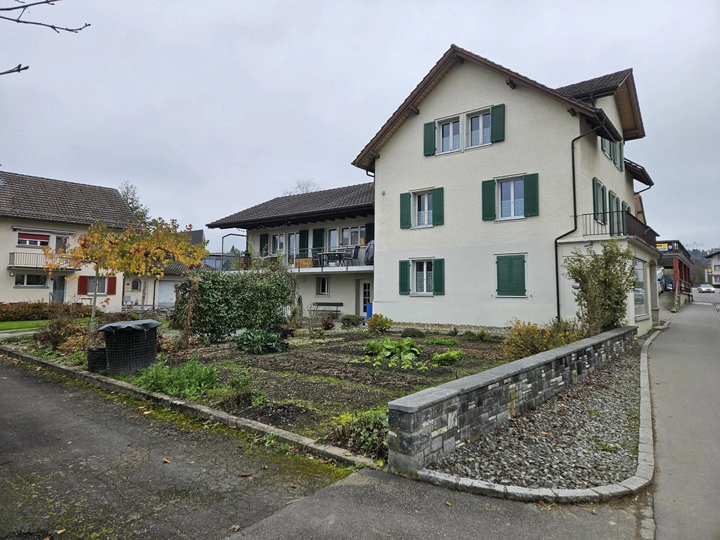 Two-family house/residential building with commercial premises and extension - Photo 4 of 5