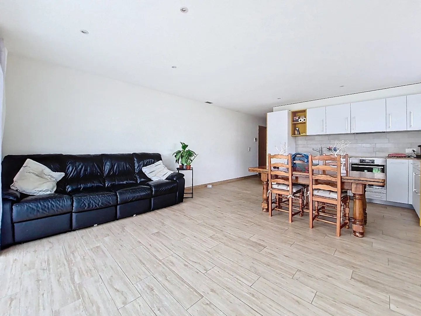 Sierre, appartamento 3,5 locali con terrazza di 23 m2 in un ambiente tranquillo - Foto 2 di 16