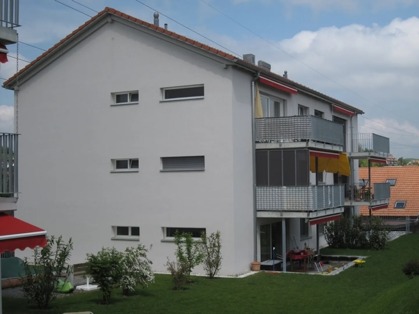 Helle 3.5-Zimmerwohnung mit Balkon und Aussicht! - Foto 3 von 9