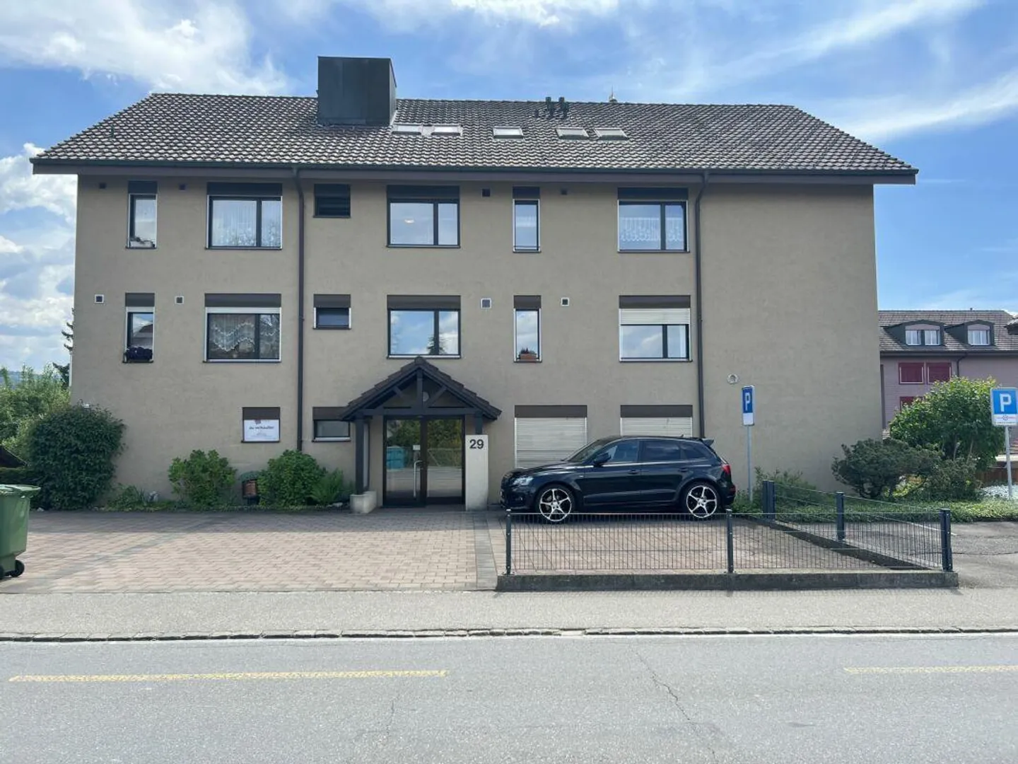 Geräumige Praxis- und Büroräumlichkeiten im Erdgeschoss und Unterge... - Foto 2 von 30