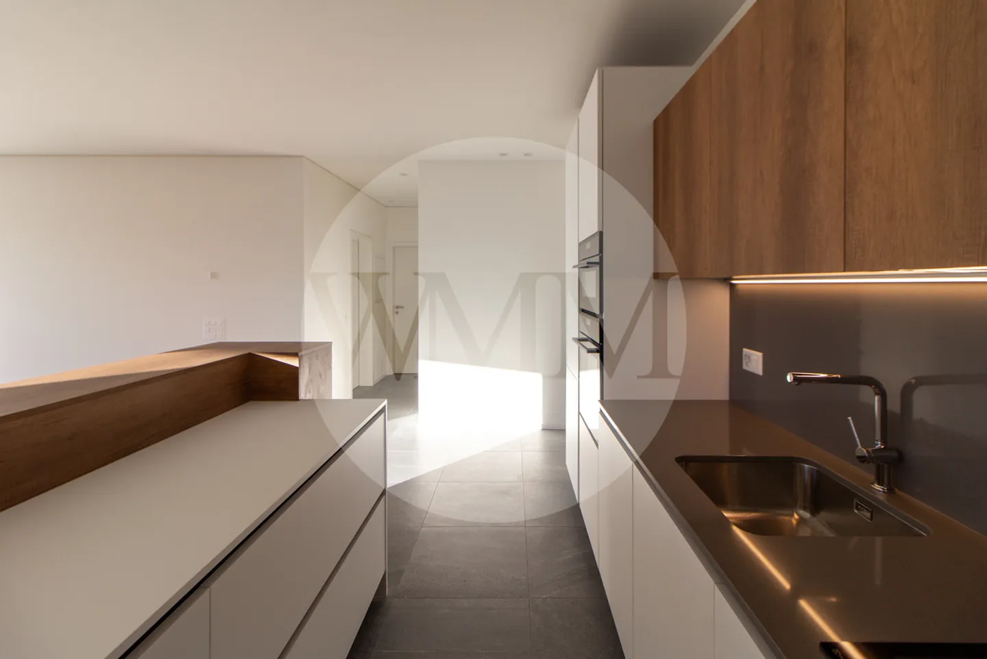 LUMINEUX 4.5 PIÈCES AVEC GRANDE TERRASSE ET VUE OUVERTE - Photo 3 sur 10