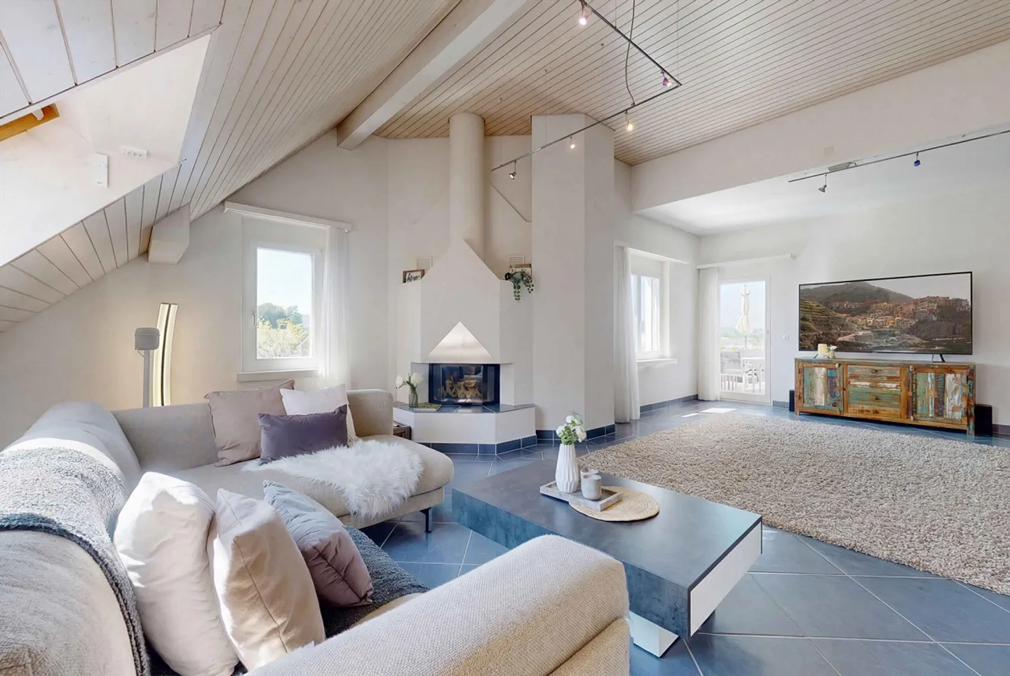 SPACIOUS PENTHOUSE WITH DREAM TERRACE AND LOTS OF PRIVACY - Photo 2 of 5