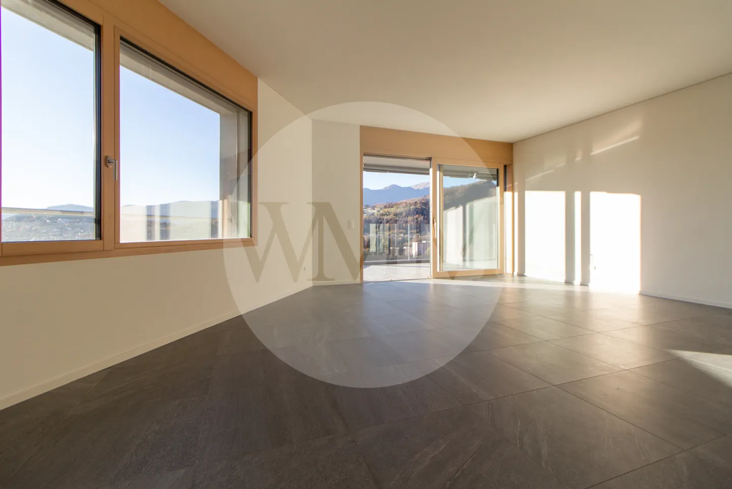 LUMINEUX 4.5 PIÈCES AVEC GRANDE TERRASSE ET VUE OUVERTE - Photo 5 sur 10