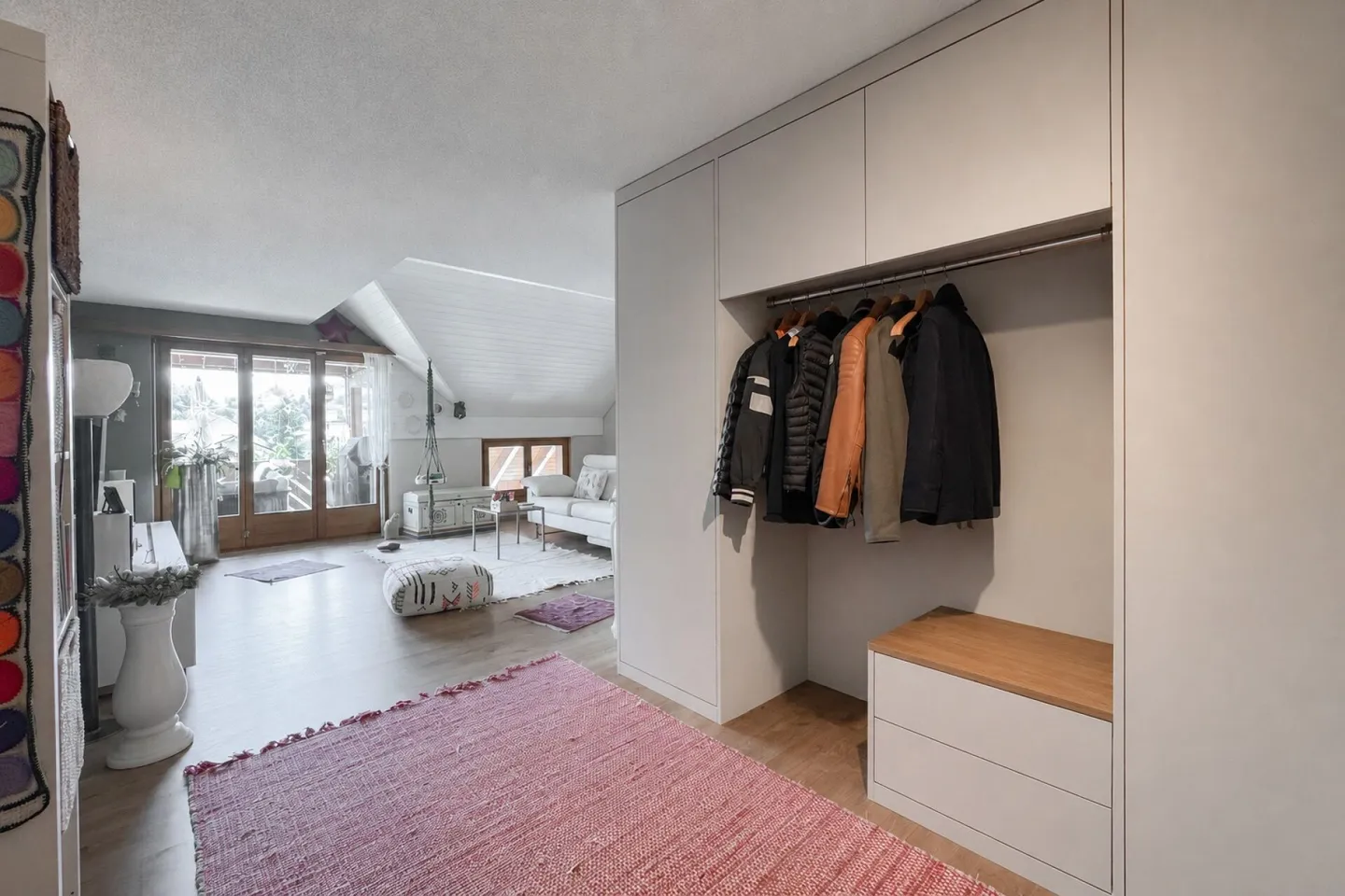 Vivre sous le toit - avec chaleur, style et vue - Photo 6 sur 13