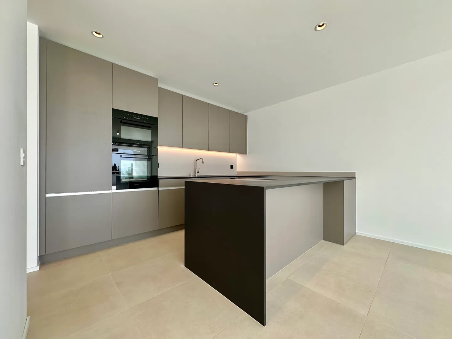 Exceptional Contemporary Villa - Photo 3 of 12