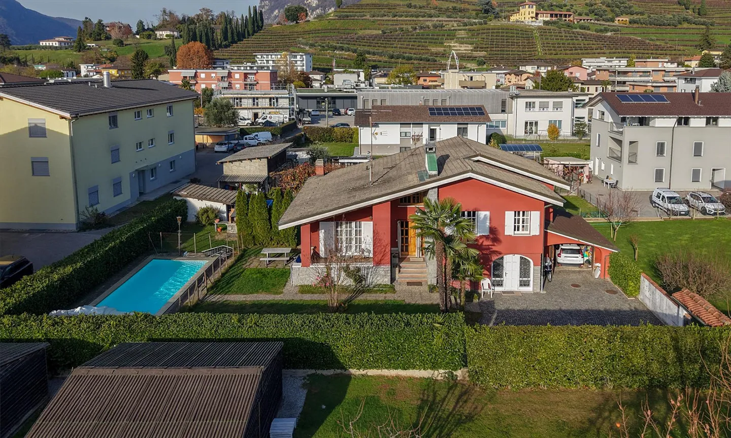 SCHÖNE VILLA MIT 4,5 ZIMMERN UND POOL IN COLDRERIO - Foto 1 von 9