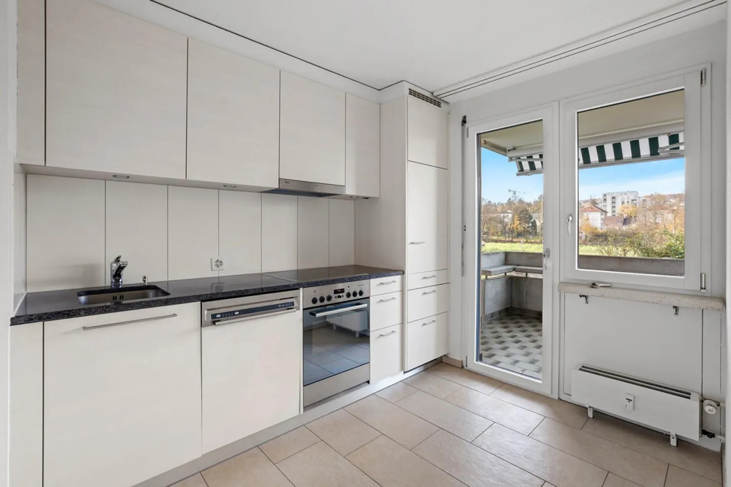 Renovierte 2-Zimmerwohnung mit Balkon an zentraler Lage - Photo 3 of 12