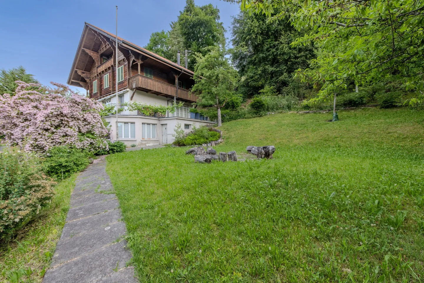 GRANDES PROPRIÉTÉS - Une maison charmante avec beaucoup d'espace et de potentiel dans un emplacement unique. - Photo 1 sur 10